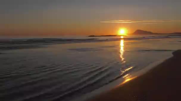 Strand Sonnenaufgang Mit Ruhigen Wellen Sandigen Ufer Ruhige Küste Mittelmeer — Stockvideo