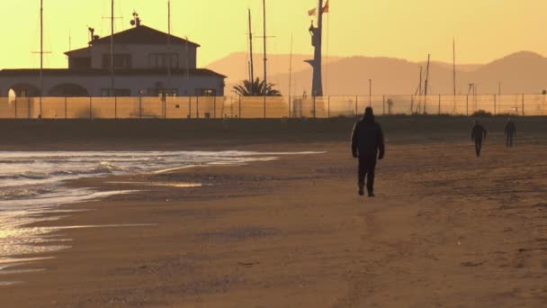 Люди Ходять Піщаному Пляжі Взимку Рано Вранці Середземноморському Узбережжі Іспанії — стокове відео