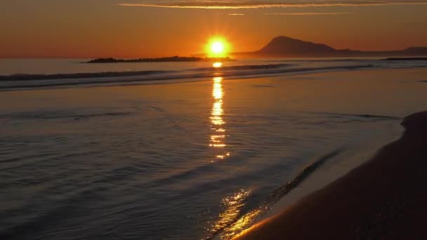 Висхідне Сонце Відображається Неглибоких Океанічних Хвилях Спокійний Морський Пляж Схід — стокове відео