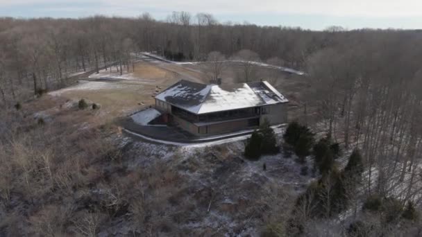 空中无人机形象向前俯冲 俯瞰着一个被遗弃的小屋 环绕公园的寒冷冬季里的一些雪 — 图库视频影像
