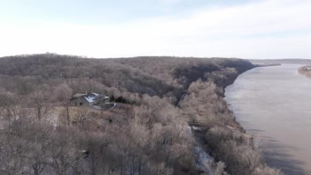 Letecký Letoun Drone Záběry Dollying Vpřed Podél Řeky Kolem Opuštěné — Stock video