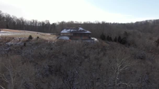 冬季时分 空中无人机的影像在山上向着一个被遗弃的小屋飞去 无花果树 — 图库视频影像