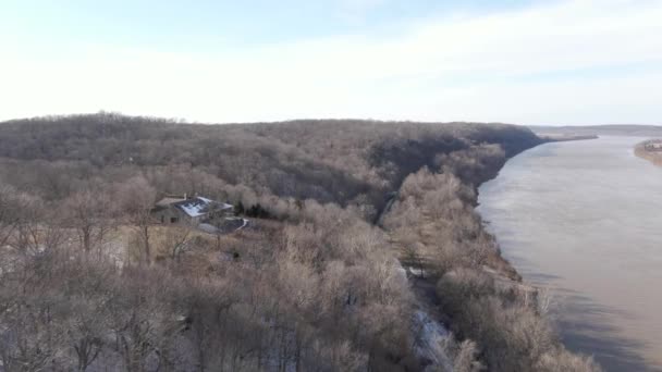 Aerial Drone Filmación Albergue Abandonado Con Vistas Río Dolly Forward — Vídeos de Stock