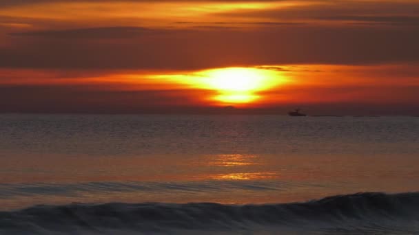 Спортивний Рибальський Човен Горизонті Проти Золотого Сходу Сонця Середземномор Іспанія — стокове відео