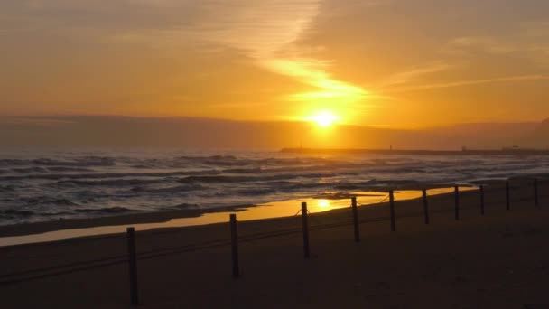 Sol Saliendo Través Nube Sobre Las Olas Rompiendo Playa Arena — Vídeo de stock