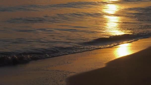 Fale Piaszczystym Brzegu Spokojny Poranek Wschodzie Słońca Morzu Śródziemnym Hiszpanii — Wideo stockowe