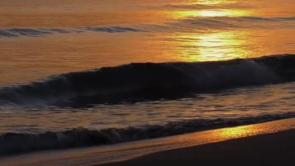 Lugnt Hav Gryningen Som Reflekterar Soluppgången Gyllene Vågor Medelhavet Spanien — Stockvideo