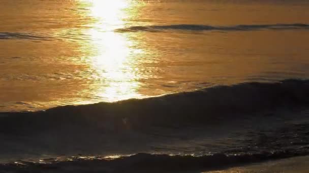 Güneşin Doğuşunu Yansıtan Altın Deniz Kıyıya Vuran Dalgalar Akdeniz Spanya — Stok video