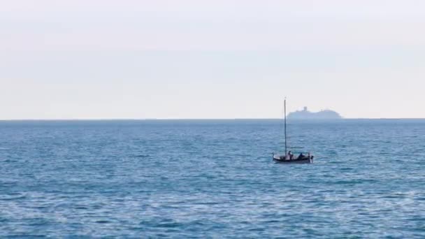 Segelboot Auf Blauem Meer Mit Kreuzfahrtschiff Horizont Mittelmeer Calpe Spanien — Stockvideo