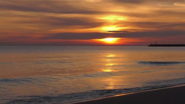 Salida Del Sol Vista Playa Con Olas Tranquilas Sol Brillante — Vídeos de Stock