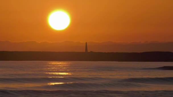 Durgun Okyanus Dalgaları Deniz Duvarı Üzerinde Turuncu Gökyüzünde Parlayan Güneş — Stok video