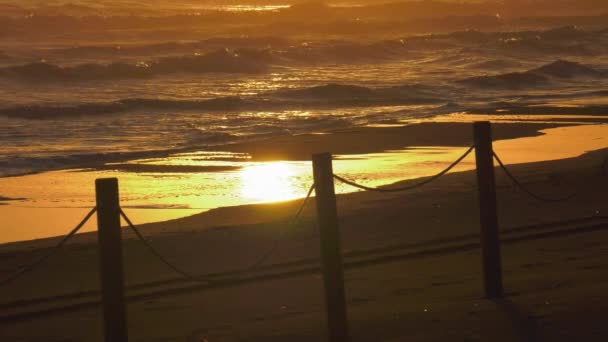 Spiaggia Sabbia Con Onde Che Infrangono Sulla Riva Riflettendo Alba — Video Stock