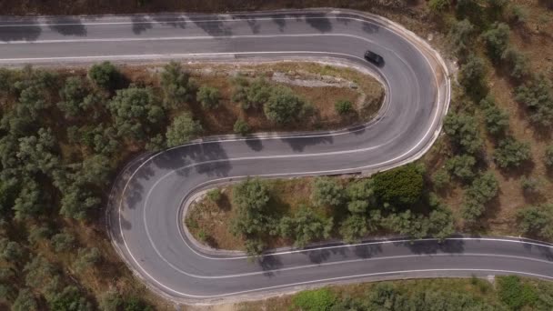 Topdown Syn Två Varandra Följande Haipin Varv Med Några Bilar — Stockvideo