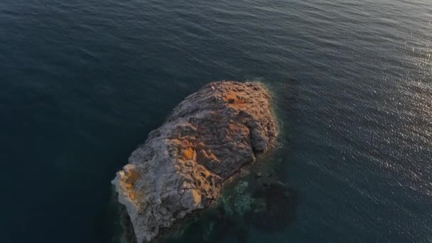 Colpo Circolare Isola Rocciosa Durante Tramonto Scattato Con Drone Preso — Video Stock