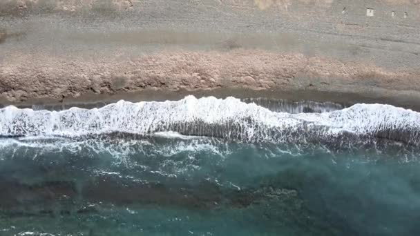 Kurumuş Deniz Yosunları Orta Dalgalarla Kumlu Bir Sahil Manzarası Charamida — Stok video