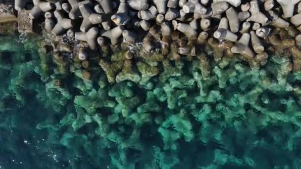 Ein Blick Von Oben Auf Das Meer Und Eine Wellenbrecherstruktur — Stockvideo