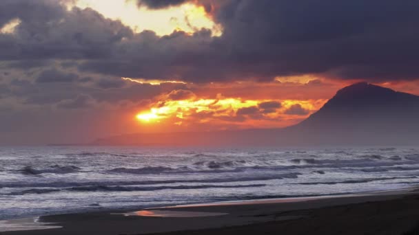 Dramatischer Sonnenaufgang Der Durch Graue Wolken Über Stürmischen Meereswellen Bricht — Stockvideo