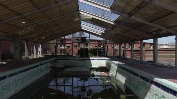 Aerial Drone Footage Dollying Backwards Abandoned Covered Pool Hotel Espeluznante — Vídeo de stock