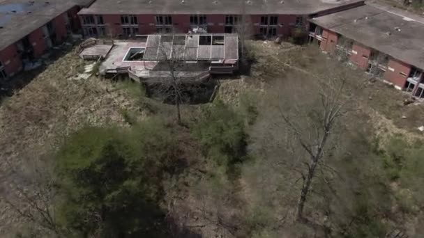 Luchtfoto Drone Beeld Dollying Forward Panning Abandoned Hotel Tijdens Late — Stockvideo