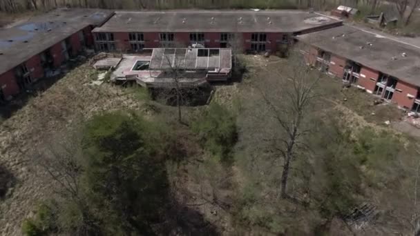 Imágenes Aéreas Aviones Tripulados Dollying Forward Panning Abandoned Hotel Late — Vídeo de stock