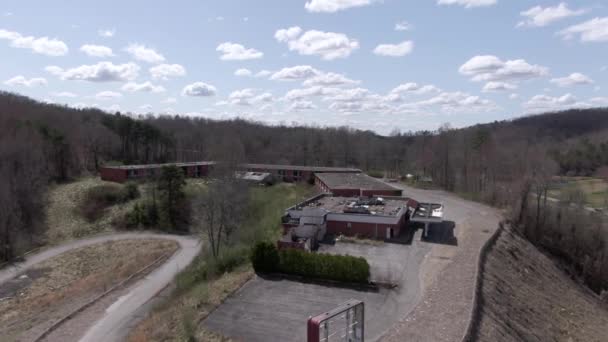 Drone Footage Dollying Forward Dessus Hôtel Abandonné Effrayant Sommet Une — Video