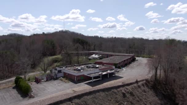 Filmagem Aérea Drones Orbitando Torno Assustador Hotel Abandonado Restaurante Topo — Vídeo de Stock
