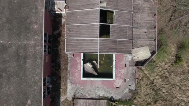 Aerial Top Drone Footage Dollying Forward Abanded Covered Swimming Pool — 비디오