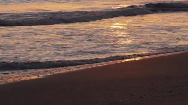 Praia Areia Nascer Sol Com Ondas Quebrando Costa Refletindo Luz — Vídeo de Stock