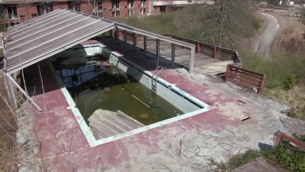 Aerial Drone Footage Orbiting Right Abandoned Covered Pool Hotel Deserted — Stock Video