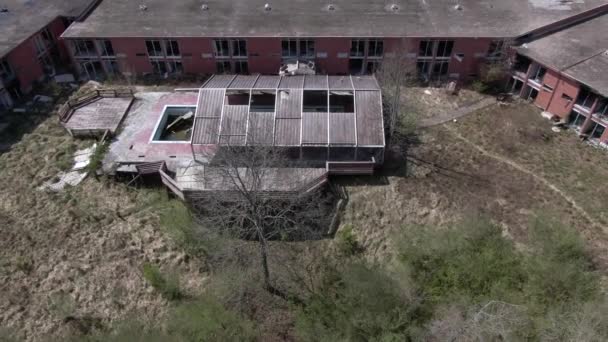 Yukarıdan Aşağıya Nsansız Hava Aracı Yükseliş Terkedilmiş Kapalı Havuz Otel — Stok video