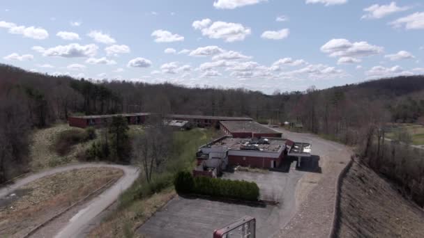 Aerial Drone Filmación Dollying Forward Sobre Espeluznante Hotel Abandonado Cima — Vídeo de stock