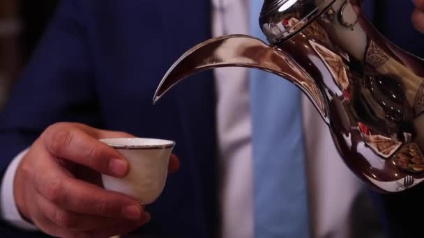 Hombre Negocios Bebidas Café Árabe — Vídeos de Stock