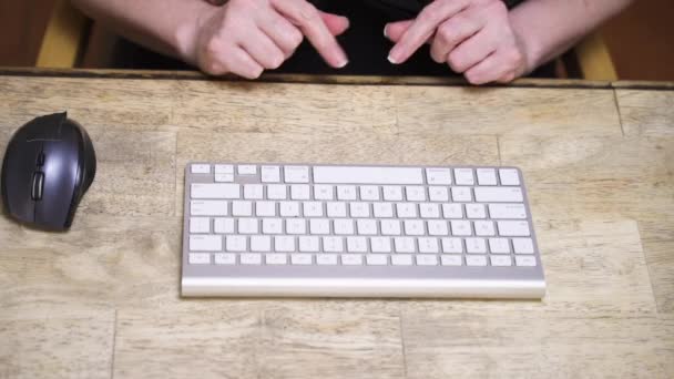 Kadını Profesyonel Kullanıcı Elleri Dizüstü Bilgisayarda Klavye Ile Yazı Yazarak — Stok video
