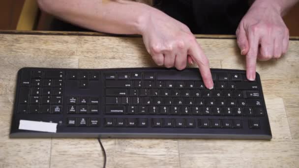 Женщины Руки Деловой Женщины Профессиональный Пользователь Работник Печатающий Клавиатуре Ноутбука — стоковое видео