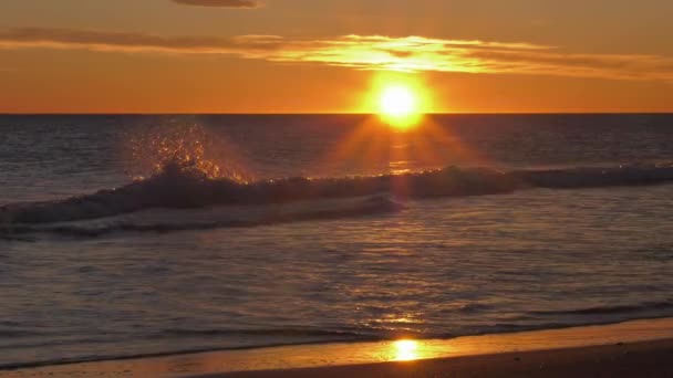 Sonnenaufgang Über Wellen Strand Sonnenaufgang Der Küste Zeitlupe Weitschuss Mittelmeer — Stockvideo