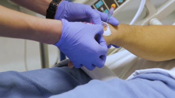 Hospital Ward Enfermeira Profissional Masculino Faz Checkup Vitais Paciente Verificando — Vídeo de Stock