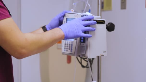 Hospital Ward Enfermeira Profissional Masculino Faz Checkup Vitais Paciente Verificando — Vídeo de Stock