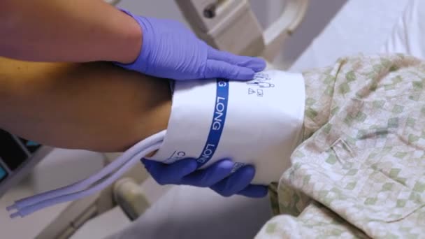 Krankenstation Professionelle Männliche Krankenschwester Überprüft Die Vitaldaten Des Patienten Überprüft — Stockvideo