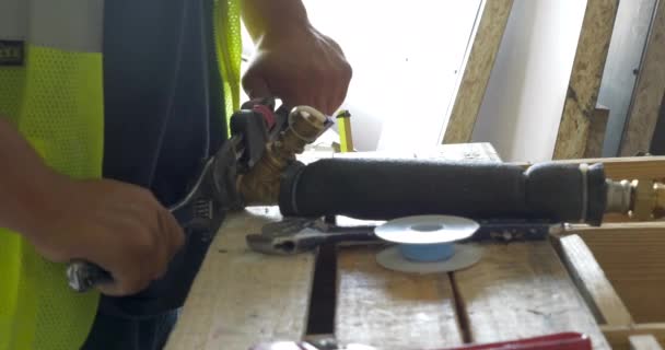 Bauarbeiter Repariert Bei Renovierungsarbeiten Die Sprinklerleitung Einem Geschäftshaus — Stockvideo