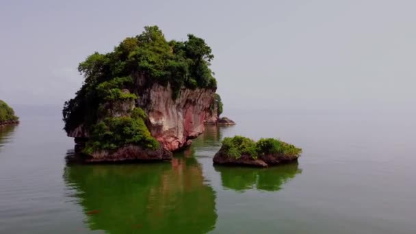 海洋中植被孤立的岩石形成 — 图库视频影像