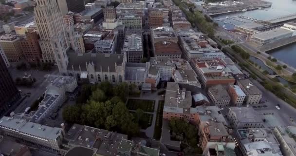 Felnéz Egy Folyóhoz Közeli Városra Naplemente Közben Montrealban — Stock videók