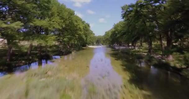 Luchtopname Van Een Rivier Vroege Namiddag Weerspiegelt Rust Van Wolken — Stockvideo