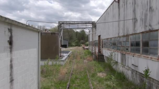 Nagranie Drona Dollying Forward Overgrown Train Tracks Opuszczonej Fabryce — Wideo stockowe