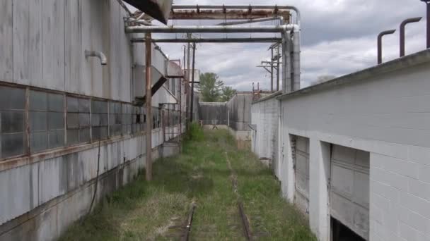 Drone Footage Dollying Forward Overgrown Railroad Tracks Abandoned Factory — Stock Video