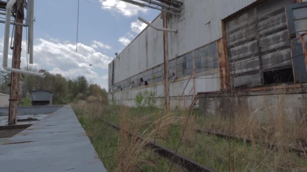 Terk Edilmiş Çürüyen Fabrika Daki Demiryolu Raylarının Kaydırma Görüntüsü — Stok video