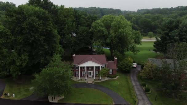 Aerial Drone Footage Panning Large House Luxury Neighborhood — Stock Video