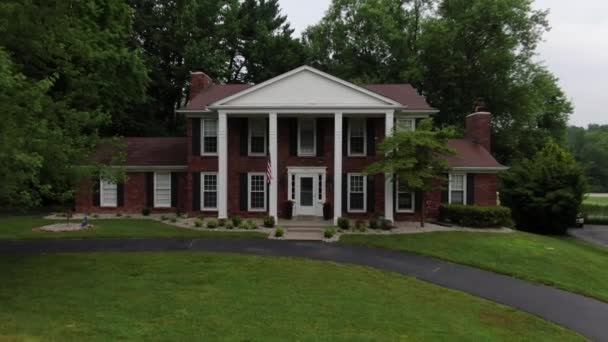 Drone Footage Pushing Large House Columns Luxury Neighborhood — Stock Video