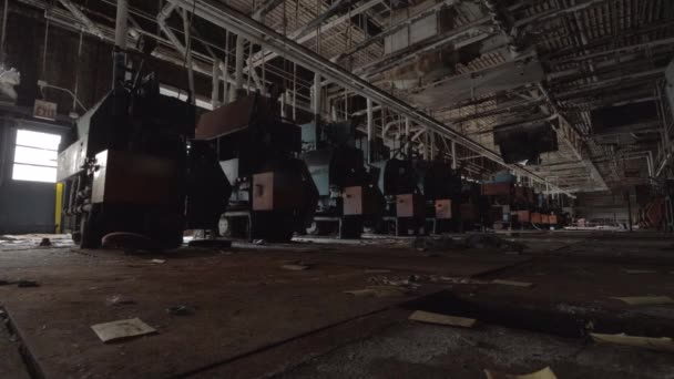 Filmación Deslizante Máquinas Oxidantes Decadentes Una Fábrica Abandonada — Vídeos de Stock