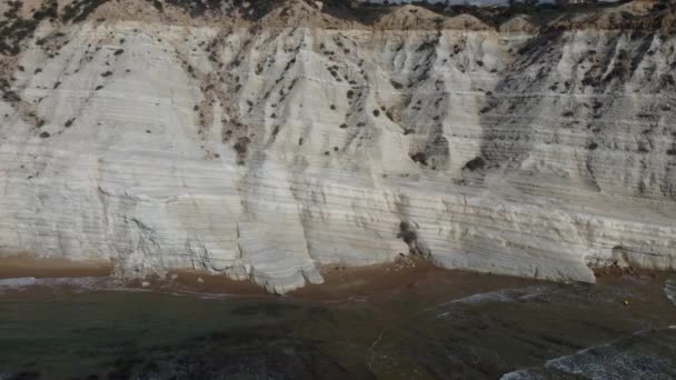 Lateral Slide Sepanjang Tebing Putih Pantai Laut Mediterania Italia — Stok Video