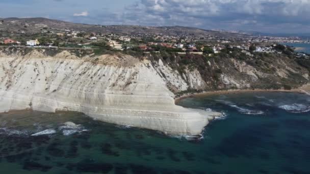 シチリア島のトルコ階段の白い崖のわずかな鍋でフライイン — ストック動画